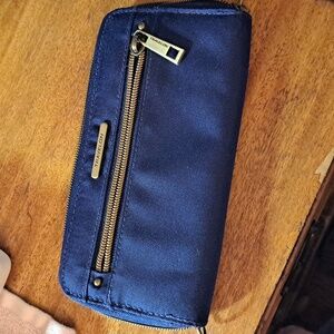 Travelon wallet navy with a gorgeous turquoise lining NO PLASTIC